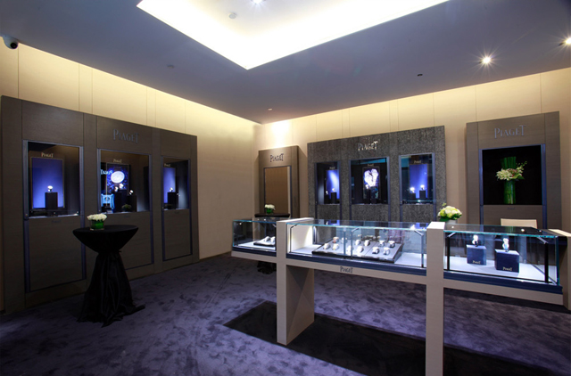 伯爵(Piaget)大連麥凱樂專賣店于6月14日舉行盛大開幕典禮。當天,品牌中國區(qū)行政總裁慕容韜、大連錦華鐘表珠寶公司總經(jīng)理劉忠陽、麥凱樂大連總店副總經(jīng)理邵昉親臨現(xiàn)場,攜手著名影星秦嵐共同為新店剪彩。