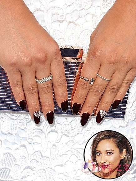 rɴSHAY MITCHELL